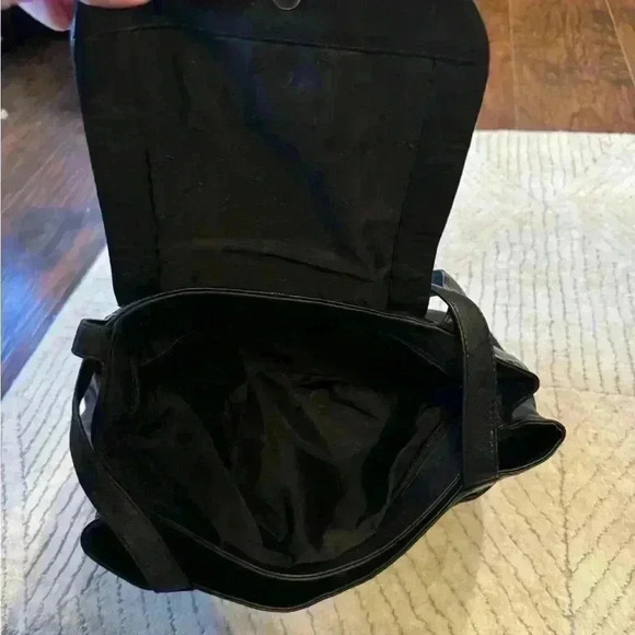 Kenneth Cole soft black leather purse - Picture 4 of 6